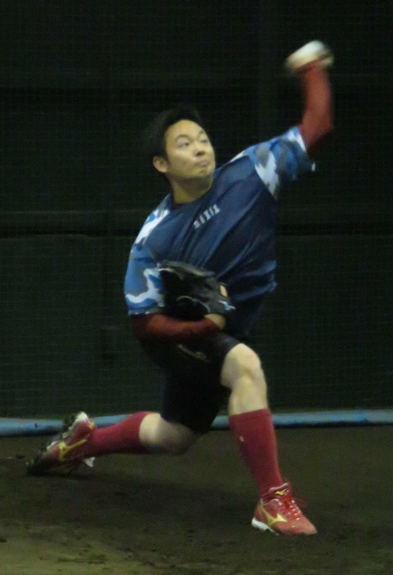 自主トレでブルペン投球を行う楽天松井（撮影・桑原幹久）