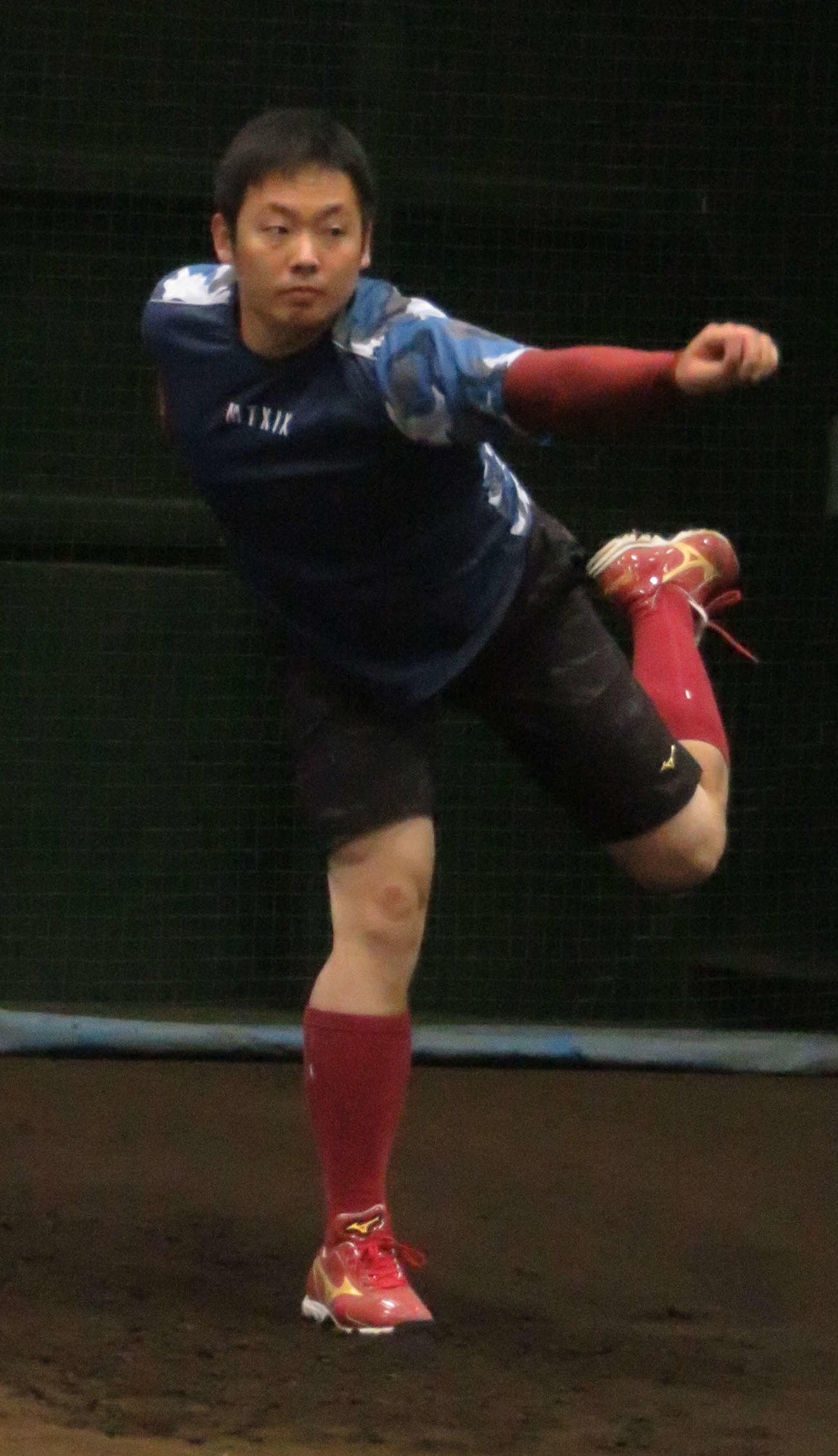 自主トレでブルペン投球を行う楽天松井（撮影・桑原幹久）