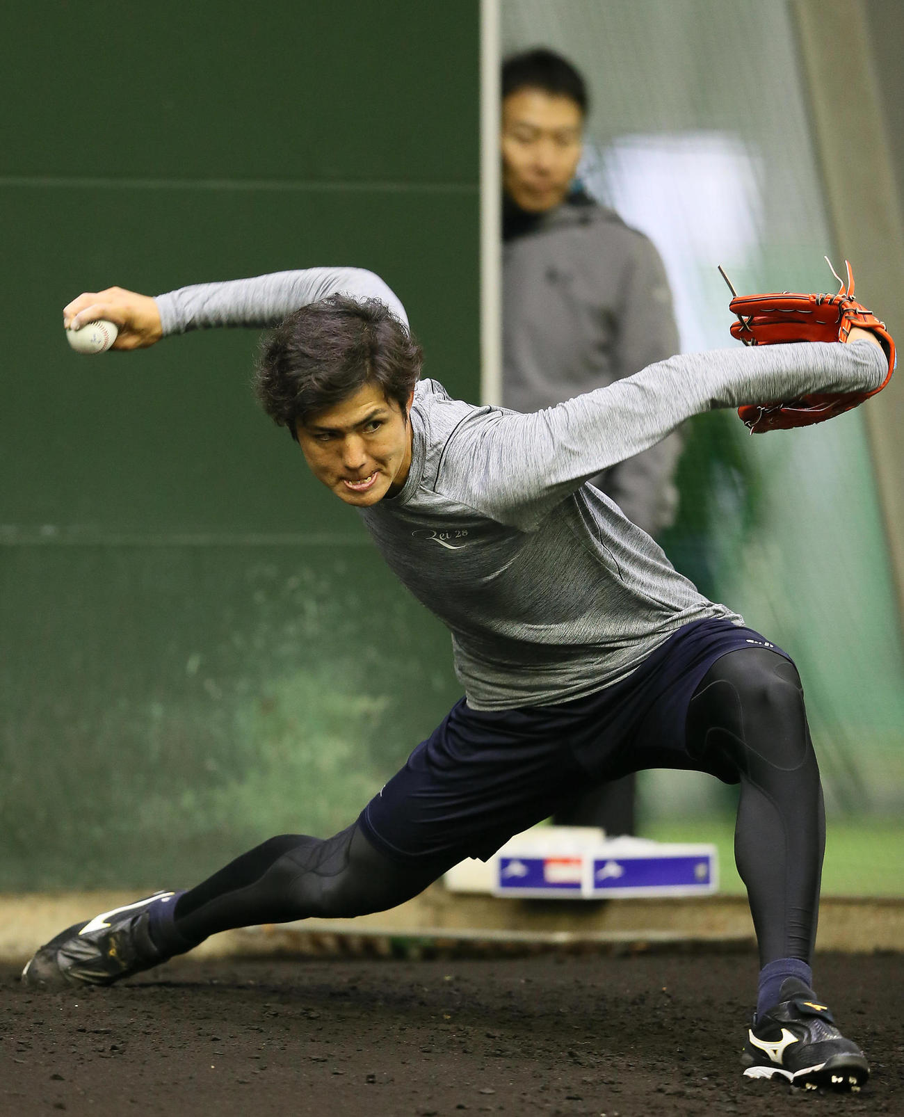 ブルペン投球を披露する高橋礼（撮影・栗木一考）