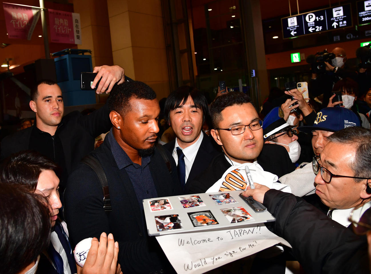 来日し空港でファンに囲まれるオリックスのアダム・ジョーンズ（撮影・清水貴仁）