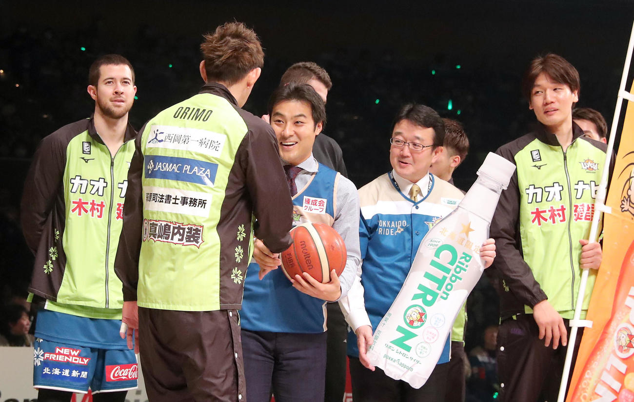 記念撮影を終え握手を交わすレバンガ北海道折茂と日本ハム田中SA（左から3人目）（撮影・佐藤翔太）