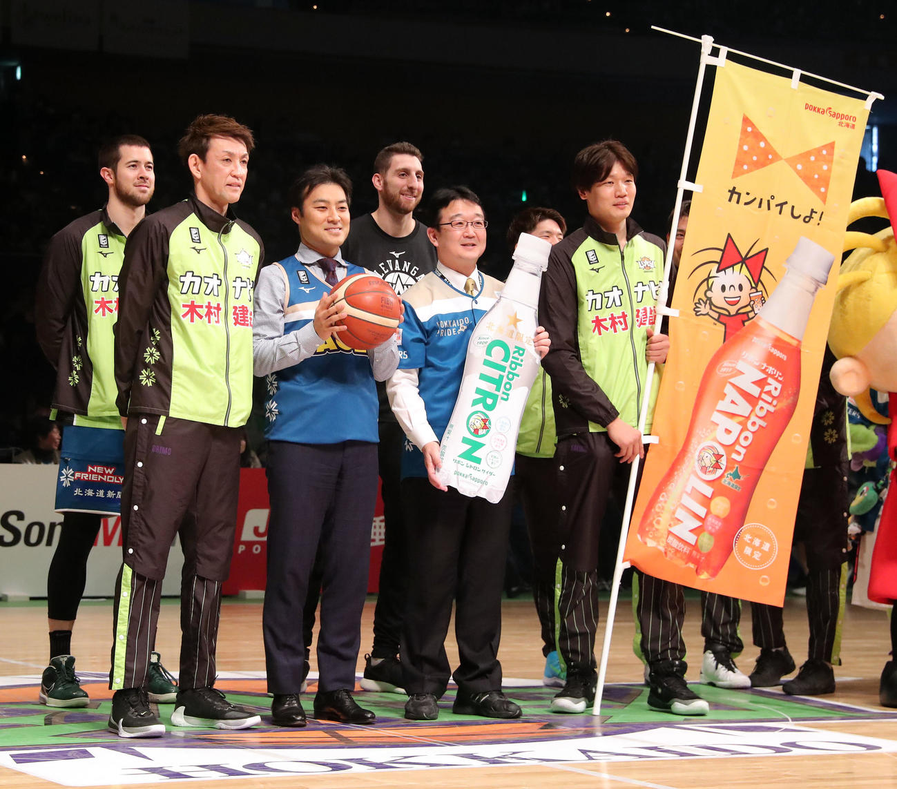 試合前に記念撮影に応じる日本ハム田中SA（左から2人目）。左手前はレバンガ北海道折茂（撮影・佐藤翔太）