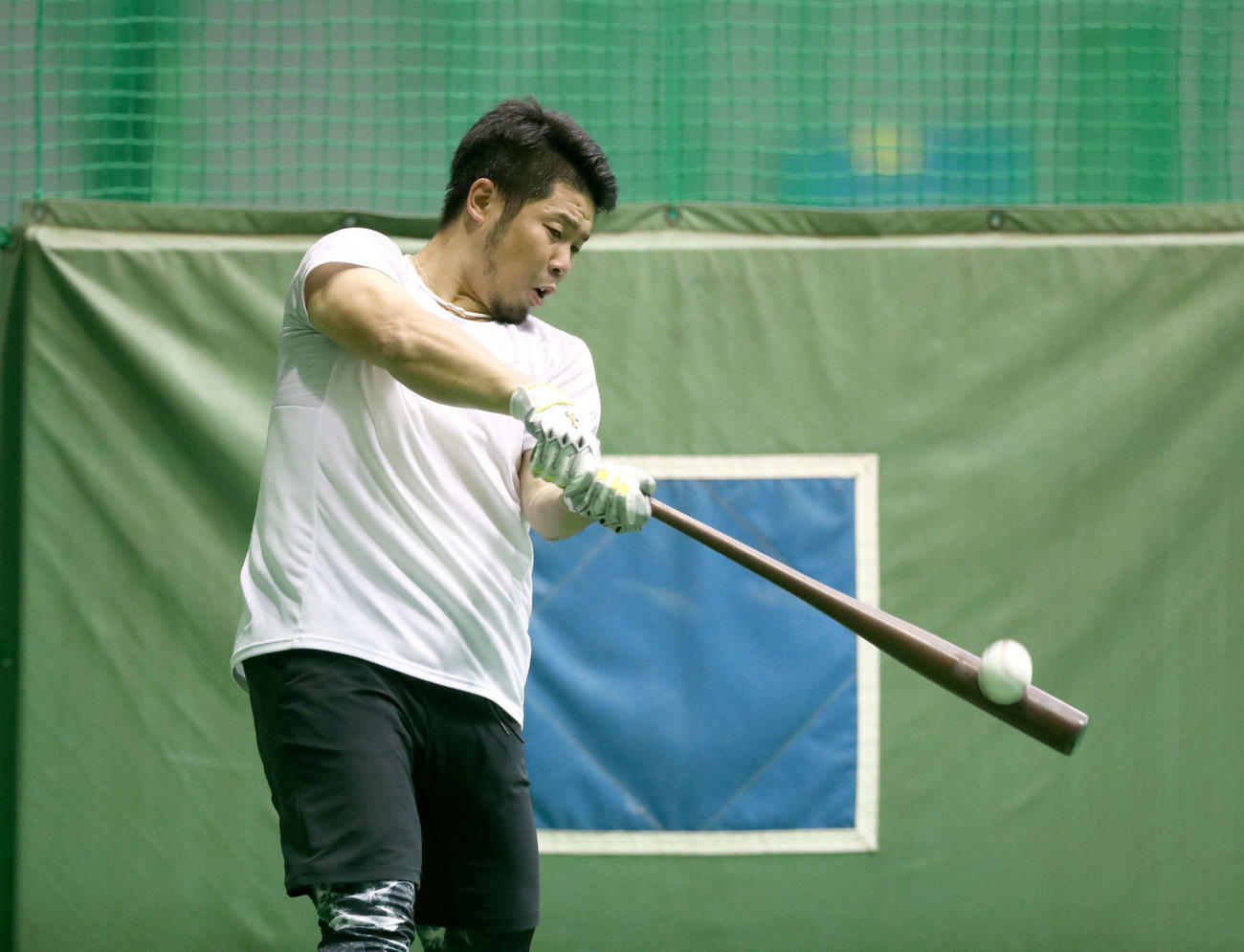 室内練習場で打撃する日本ハム近藤（撮影・黒川智章）