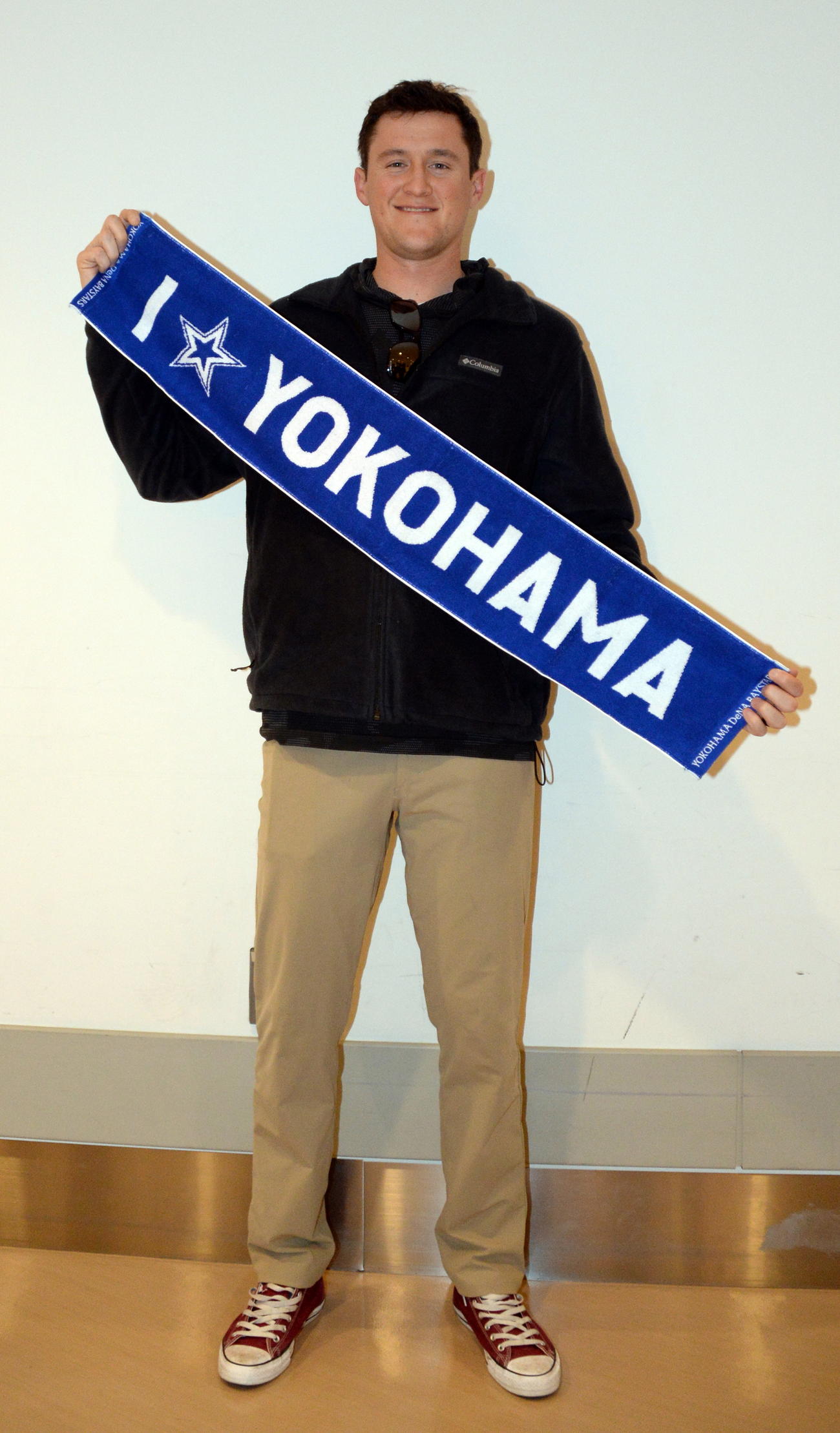 DeNAの新外国人で身長196センチのピープルズは「I☆YOKOHAMA」タオルを手に笑顔を見せる（撮影・鈴木正章）