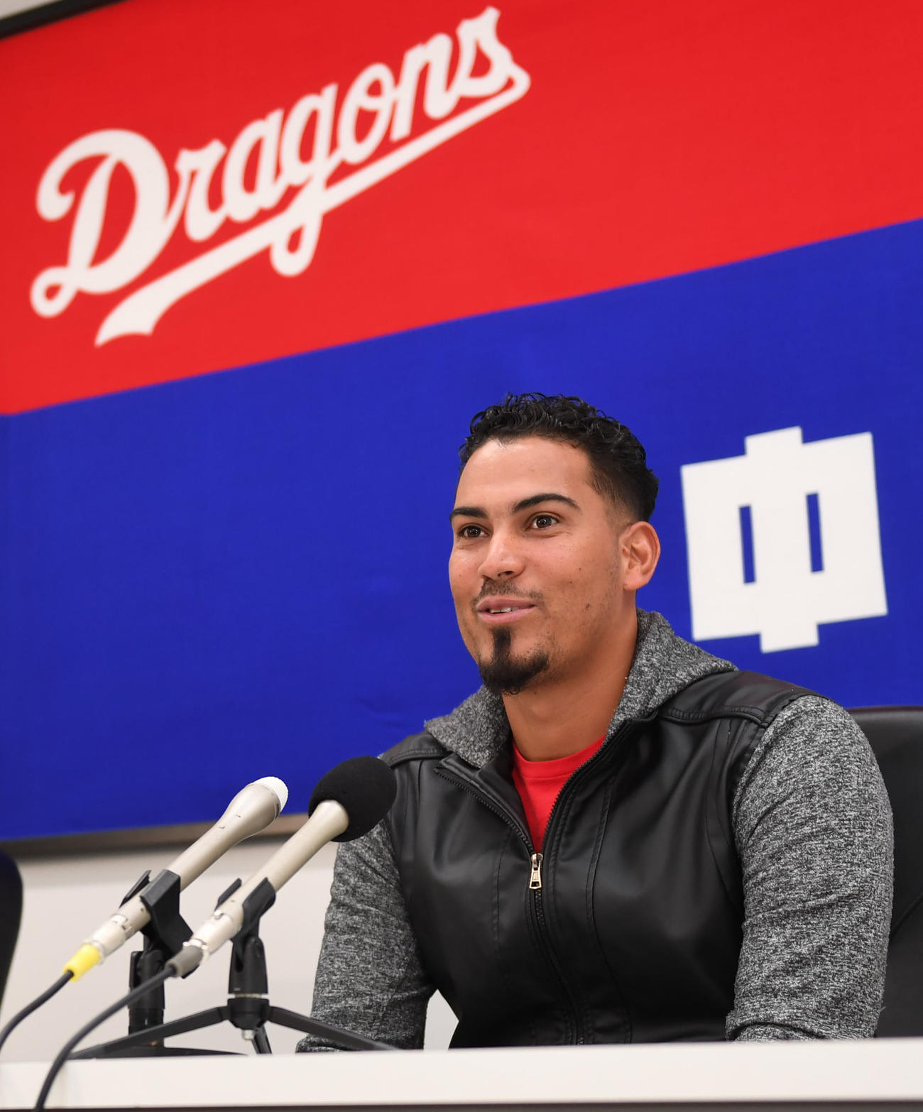 プロ野球中日自主トレ　新入団会見をするルイス・ゴンサレス（撮影・森本幸一）＝2020年1月26日、中日ドラゴンズ屋内練習場