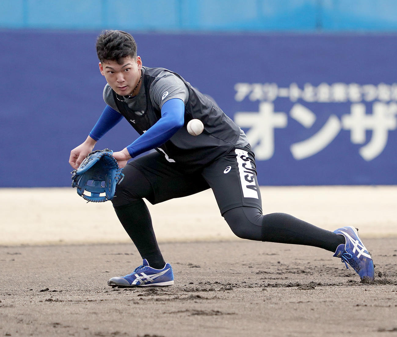 三塁のポジションでノックを受ける石川昂（撮影・森本幸一）