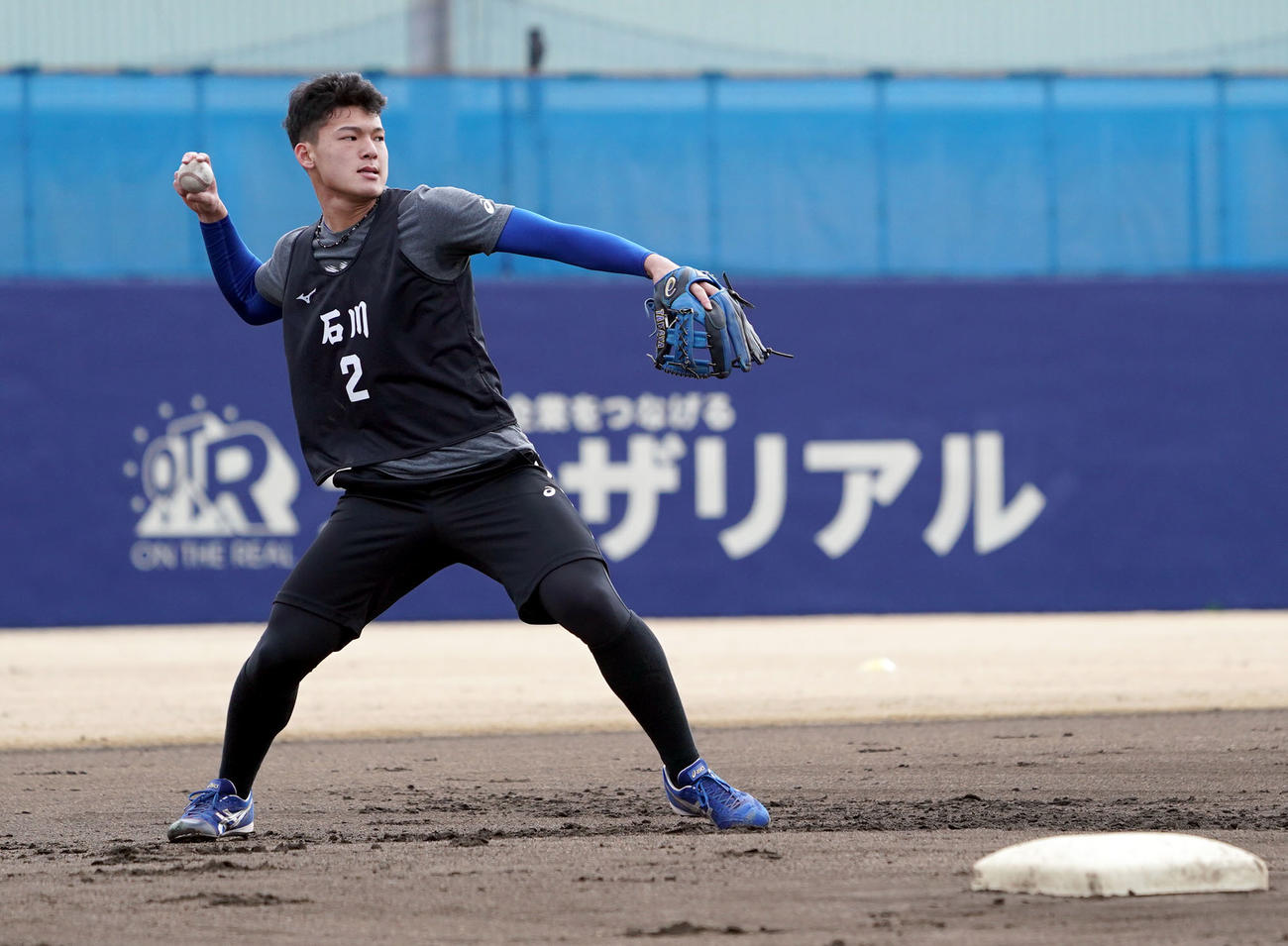三塁のポジションでノックを受ける石川昂（撮影・森本幸一）