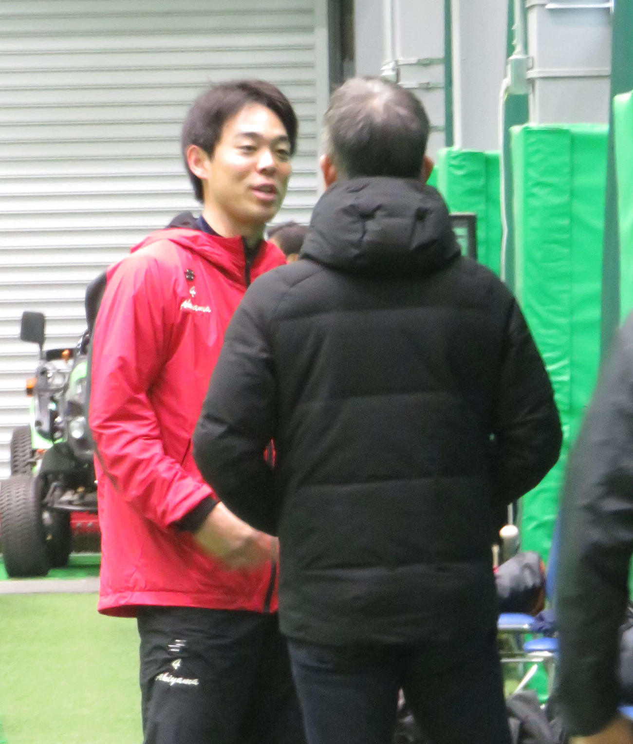 あいさつを交わすレッズ秋山（奥）と西武辻監督（撮影・栗田成芳）