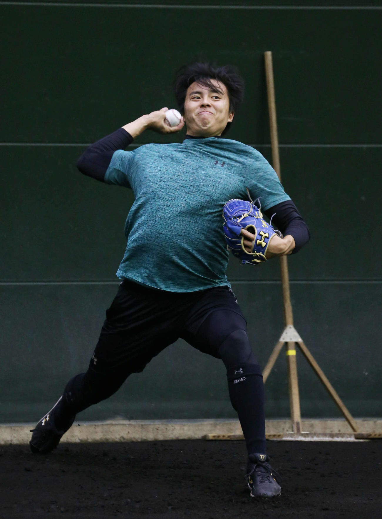 ブルペン投球を行う田中（撮影・栗木一考）