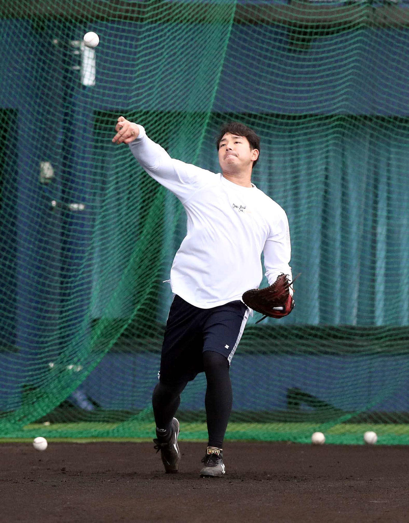 キャッチボールする日本ハム宇佐見（撮影・黒川智章）