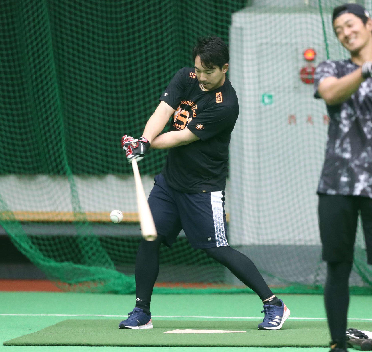 ティー打撃する日本ハム宇佐見（撮影・黒川智章）
