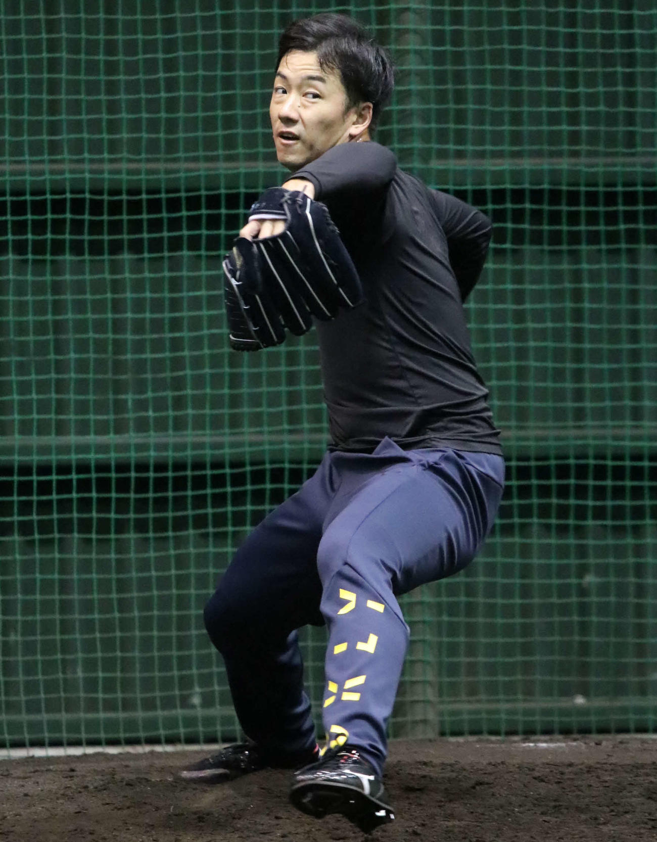 ブルペンで投球練習をする日本ハム斎藤（撮影・山崎純一）