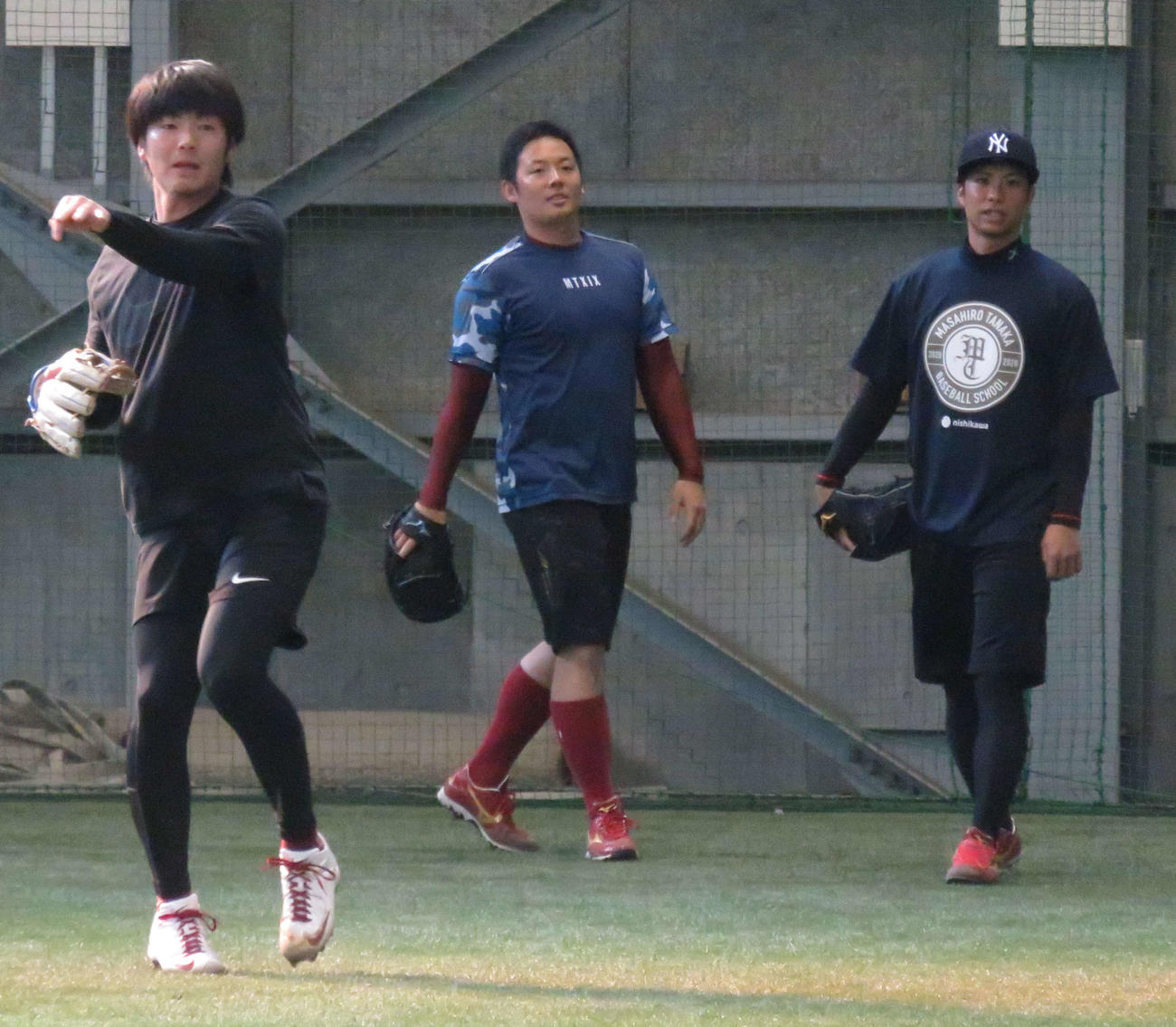 自主トレでノックを受ける左から楽天塩見、松井、辛島（撮影・桑原幹久）