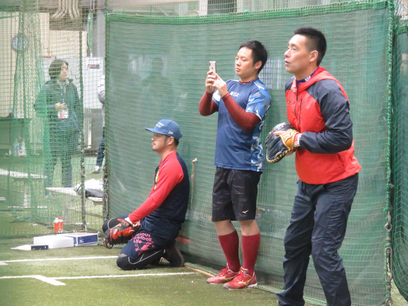 楽天松井（中央）はブルペンで辛島の投球練習をスマートフォンで動画撮影する（撮影・桑原幹久）