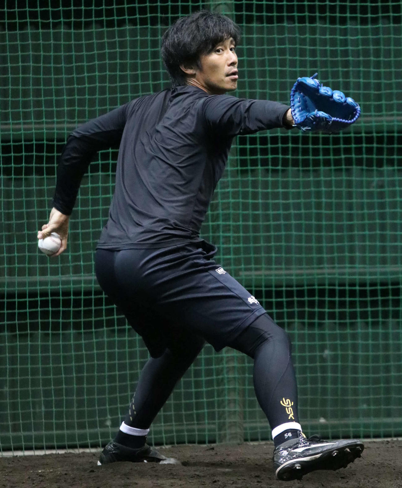 ブルペンで投球練習をする日本ハム吉川（撮影・山崎純一）