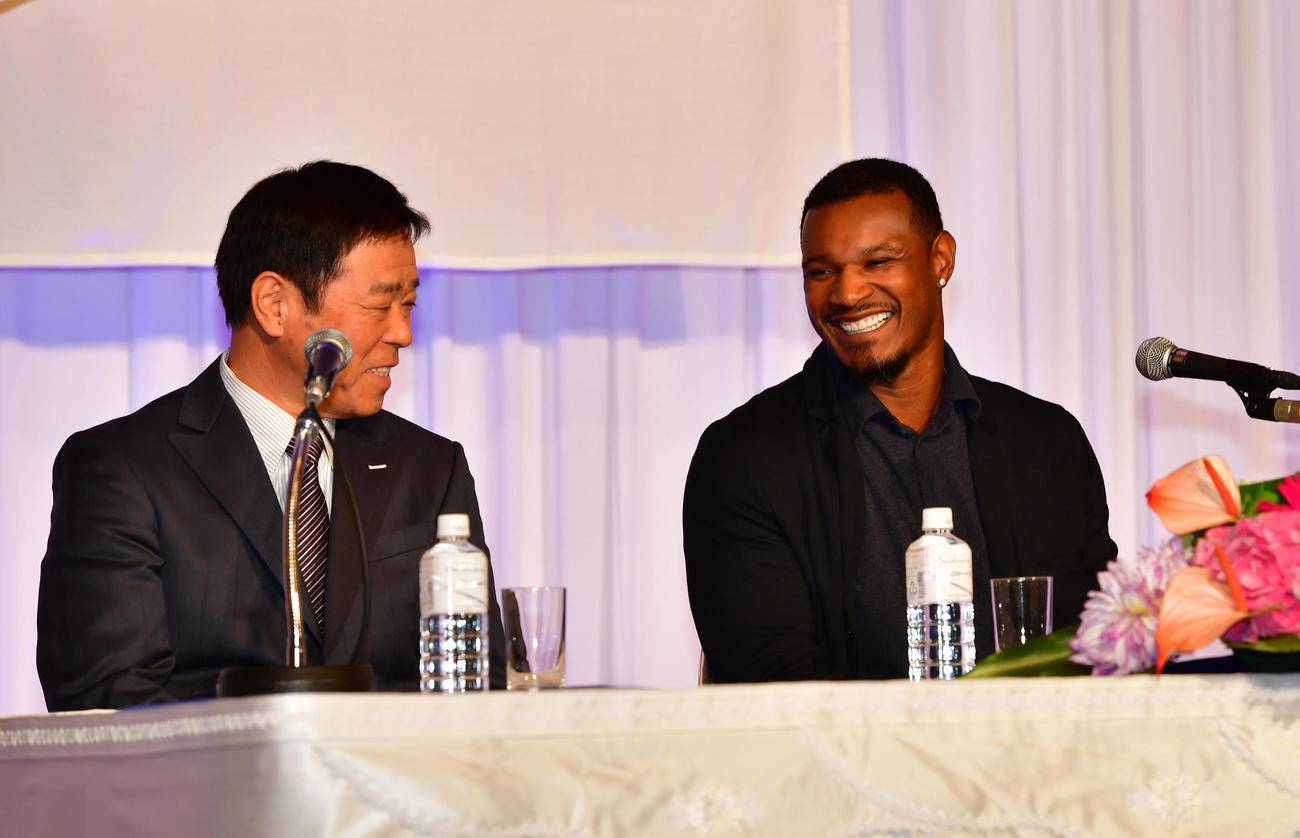 来日すぐに入団会見を行うアダム・ジョーンズ（右）、左は福良淳一GM（撮影・清水貴仁）
