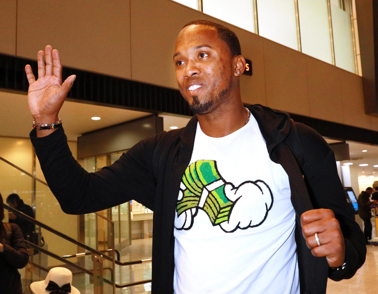 マネー柄のプリントTシャツで成田空港に到着しヤクルトのエスコバー（撮影・中島郁夫）