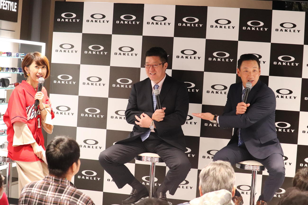 オークリー広島店でトークショーする広島佐々岡監督（中央）と金本知憲氏（右）（撮影・前原淳）