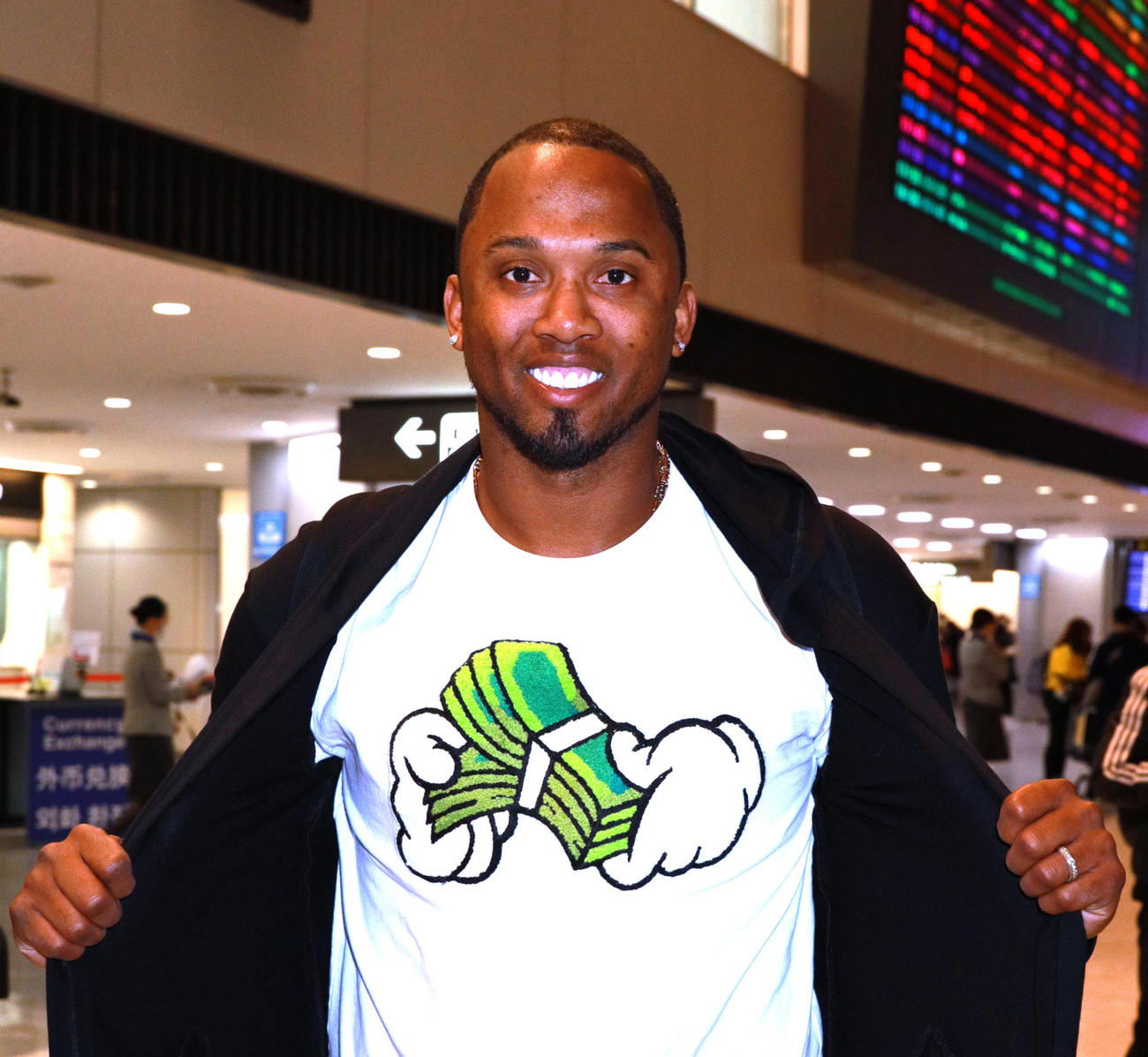 マネー柄のプリントTシャツで成田空港に到着しヤクルトのエスコバー（撮影・中島郁夫）