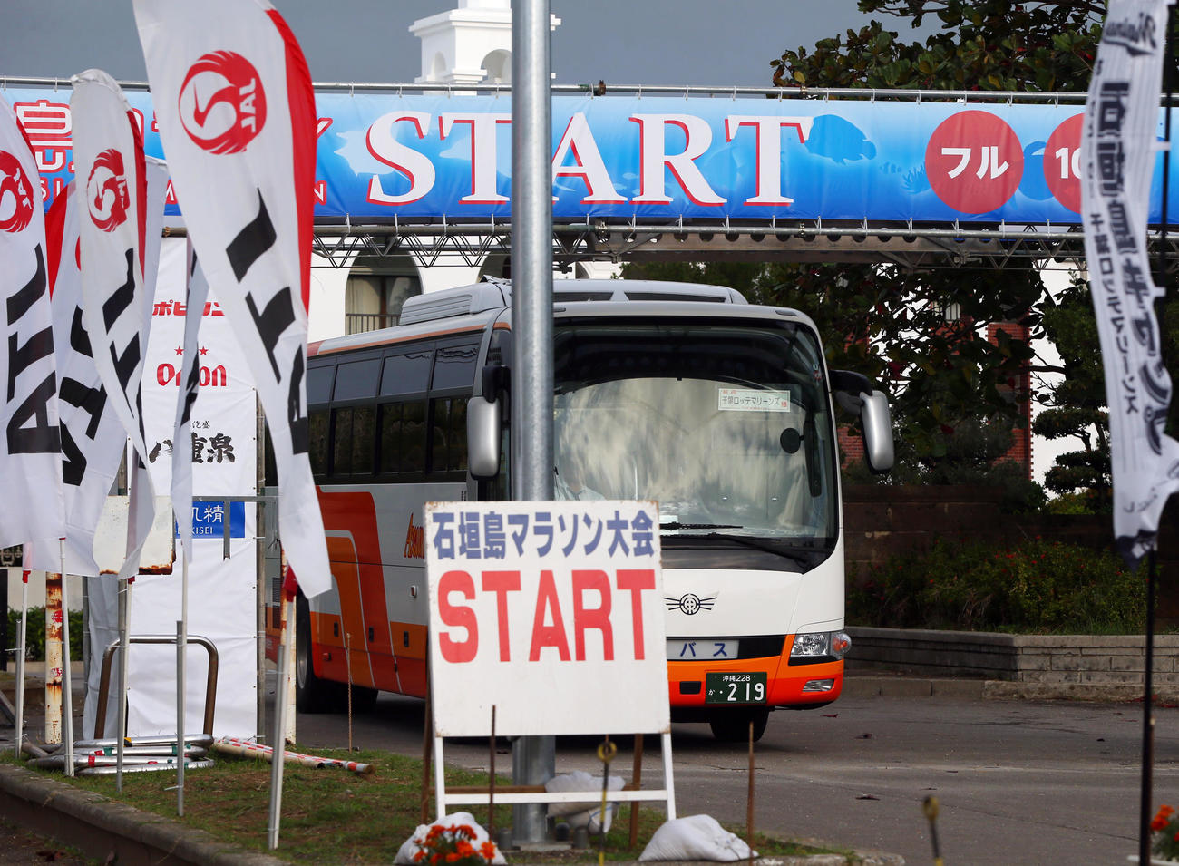 ロッテの選手たちを乗せたバスは前日行われたマラソンのスタートゲートに天井部分がぶつかりくぐれず停車する（撮影・垰建太）