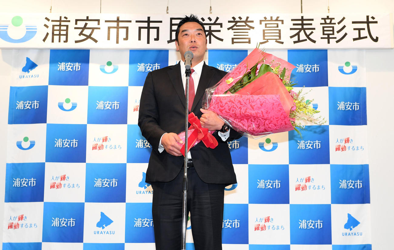 第1回浦安市市民栄誉賞を受賞し、あいさつする巨人阿部慎之助2軍監督（撮影・たえ見朱実）