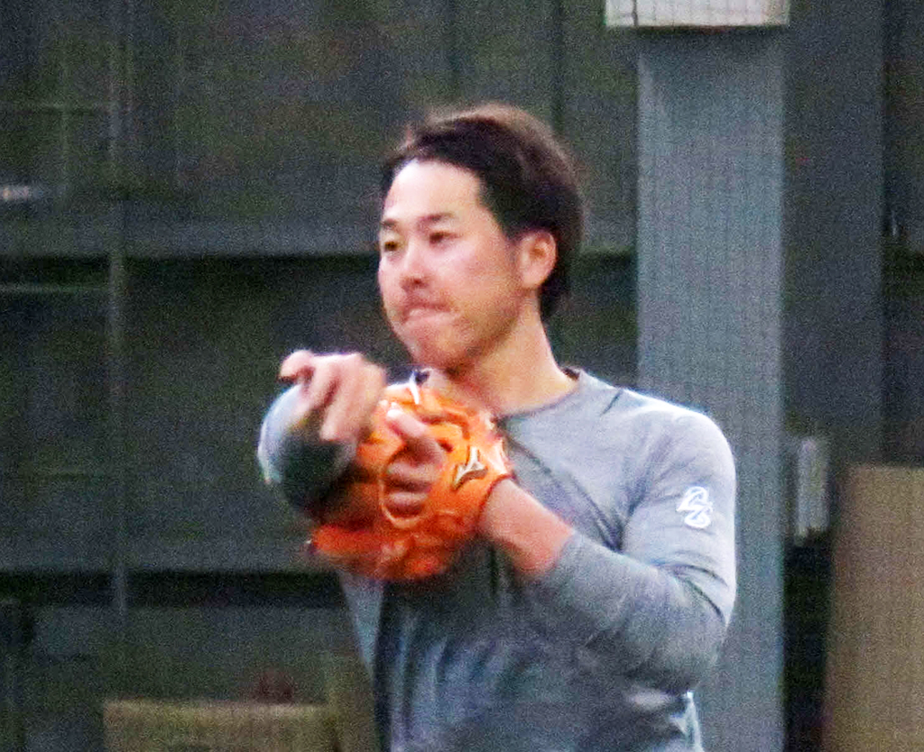 移籍後初めて仙台で自主トレを行い、ノックを受ける楽天鈴木大（撮影・桑原幹久）