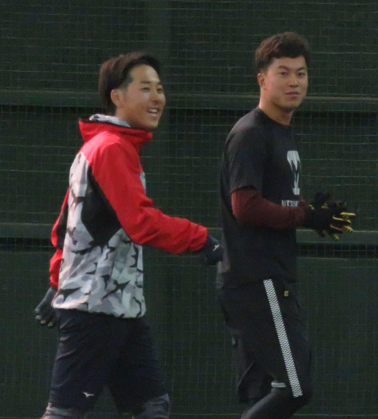 移籍後初めて仙台で自主トレを行った楽天鈴木大（左）は渡辺佳（右）とともにウオーミングアップを行う（撮影・桑原幹久）