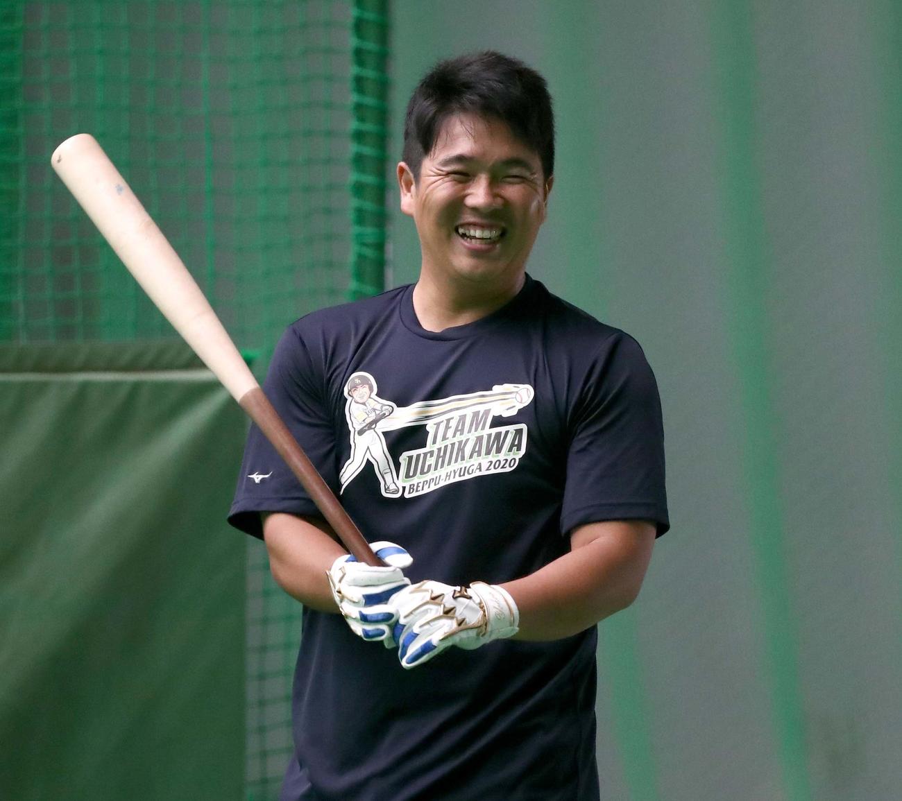 「TEAM　UCHIKAWA」のTシャツを着て練習する日本ハム横尾（撮影・黒川智章）