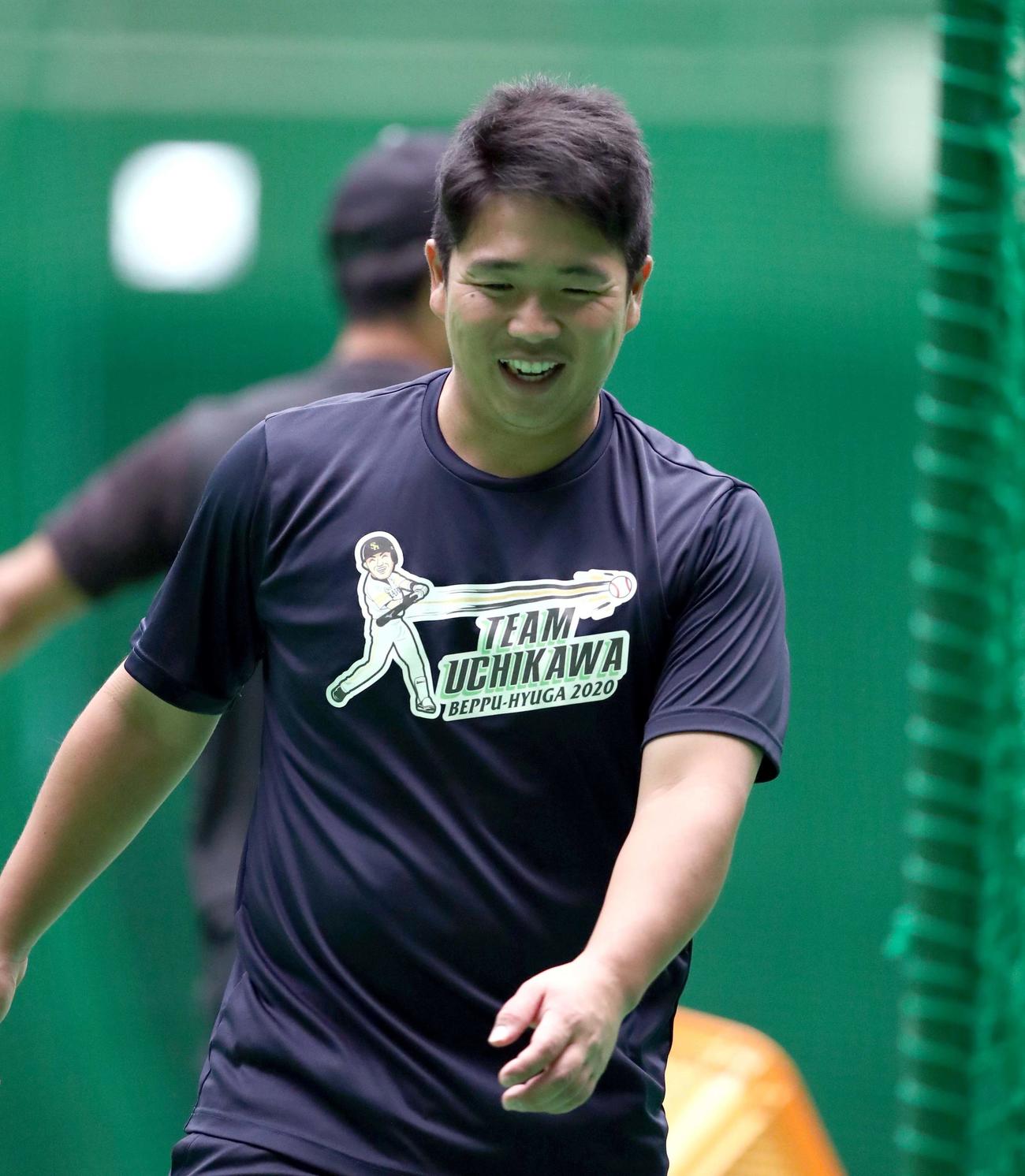 「TEAM　UCHIKAWA」のTシャツを着て練習する日本ハム横尾（撮影・黒川智章）