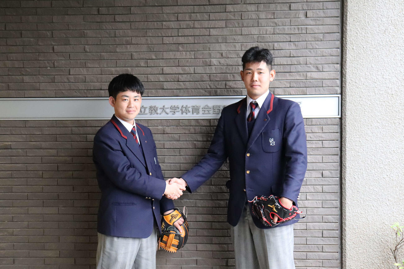 立大に入寮し、グラブを片手に握手する智弁和歌山・西川晋太郎内野手（左）と池田陽佑投手（撮影・湯本勝大）
