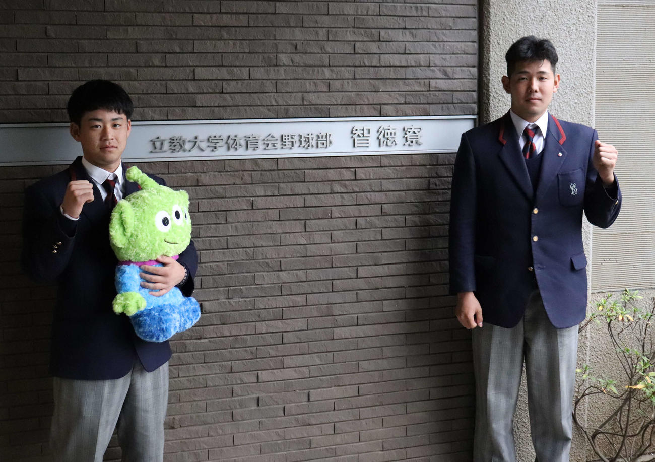 立大に入寮し、持参したぬいぐるみを抱えてガッツポーズする智弁和歌山・西川晋太郎内野手（左）と池田陽佑投手（撮影・湯本勝大）