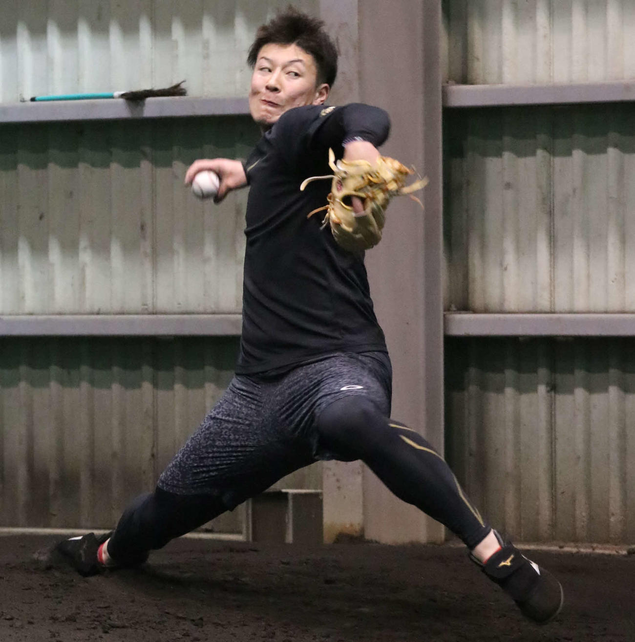 ブルペンで投球練習をする日本ハム吉田輝（撮影・山崎純一）
