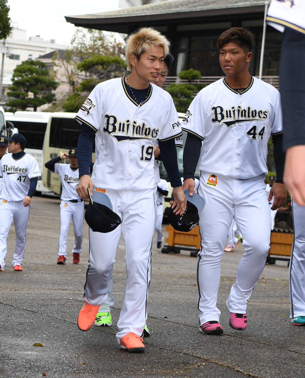 笑顔で必勝祈願に向かうオリックス山岡（左）は頓宮（撮影・渦原淳）