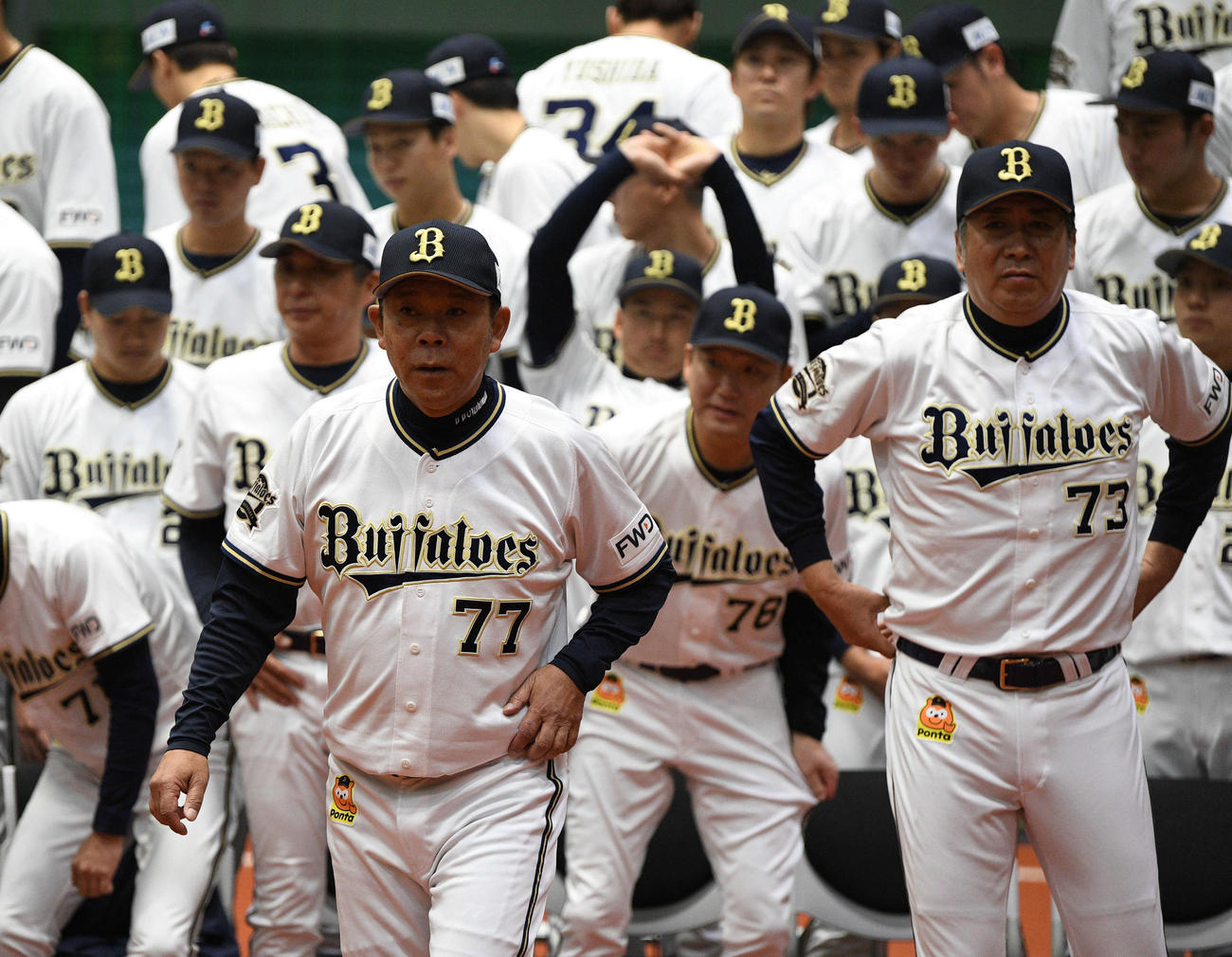 集合写真の撮影を終えたオリックス西村監督。右は高山ヘッドコーチ（撮影・渦原淳）