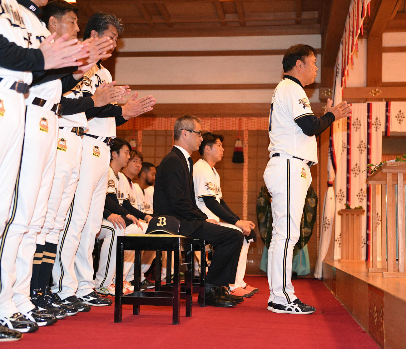 必勝祈願を行ったオリックス西村監督（右）ら（撮影・渦原淳）