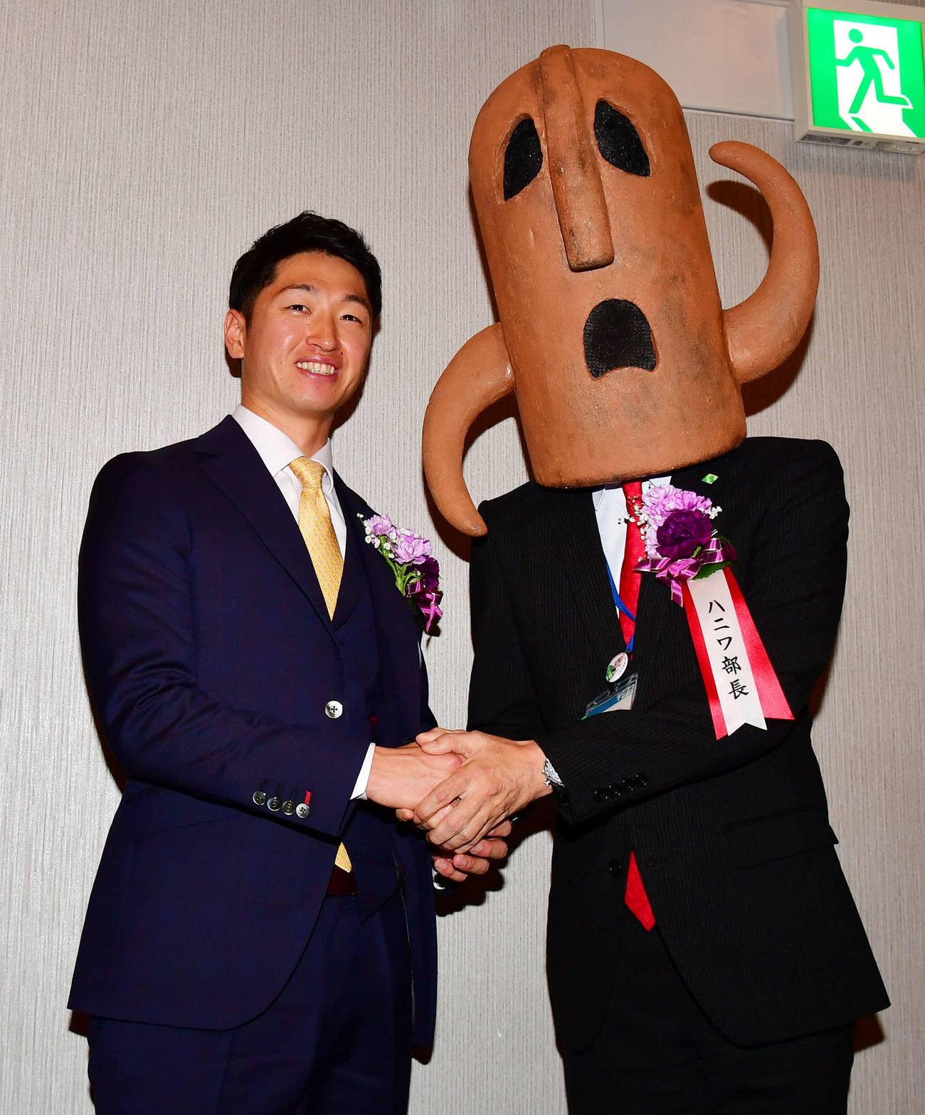 関西元気文化圏賞贈呈式でハニワ部長と握手を交わす阪神近本（撮影・清水貴仁）