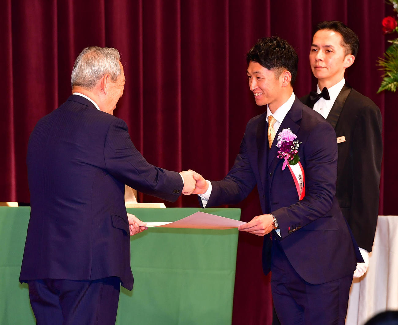 関西元気文化圏賞のニューバワー賞を受賞する阪神近本（撮影・清水貴仁）