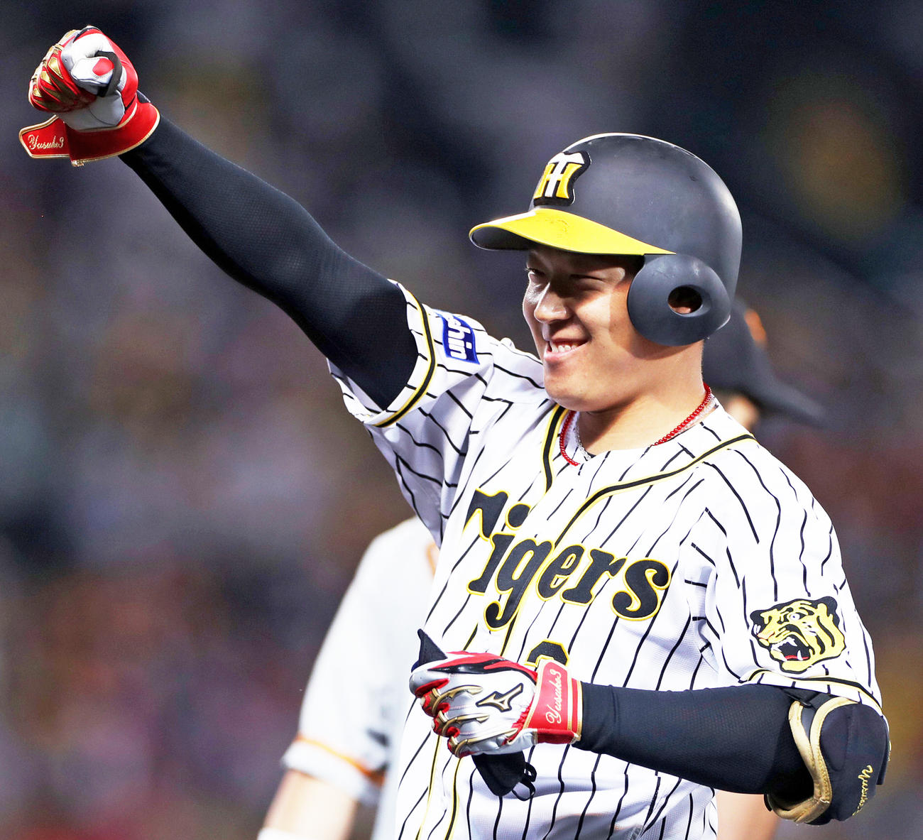 巨人戦で中前適時打を放ちガッツポーズする阪神大山悠輔