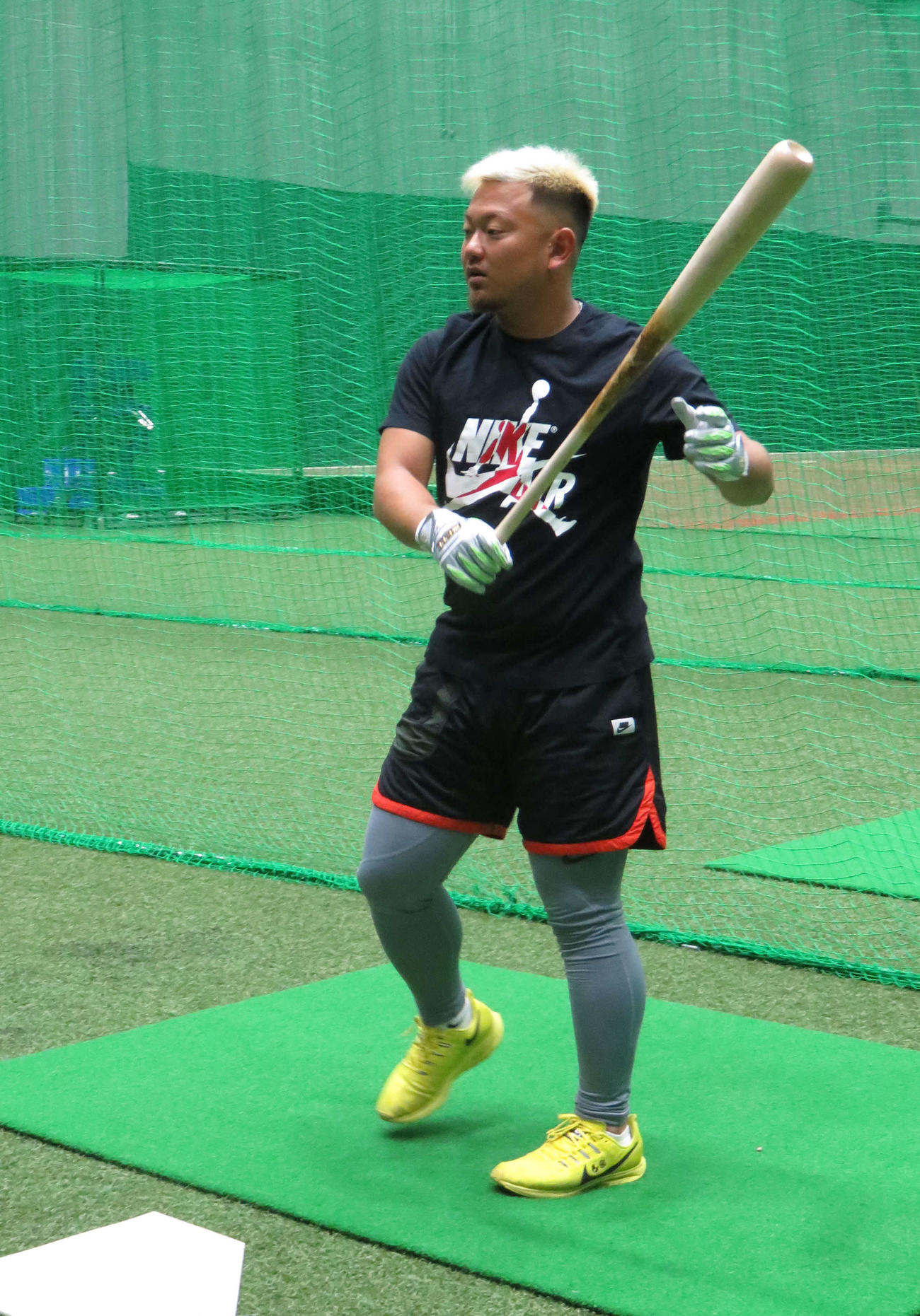 金髪、刈り上げで自主トレを行う西武森（撮影・栗田成芳）