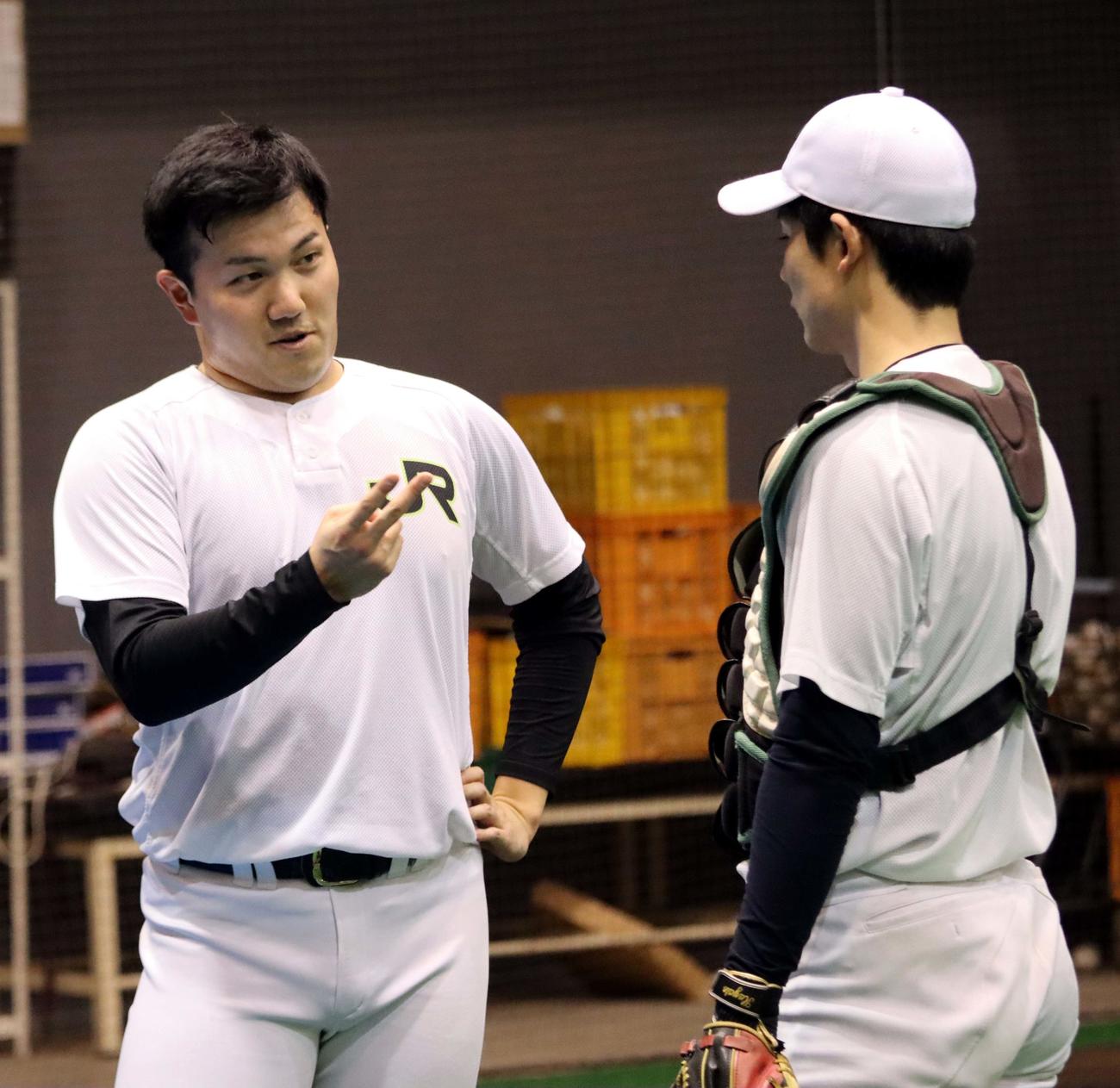 JR北海道クラブのチームメートと話す元日本ハムの立田投手（左）（撮影・永野高輔）