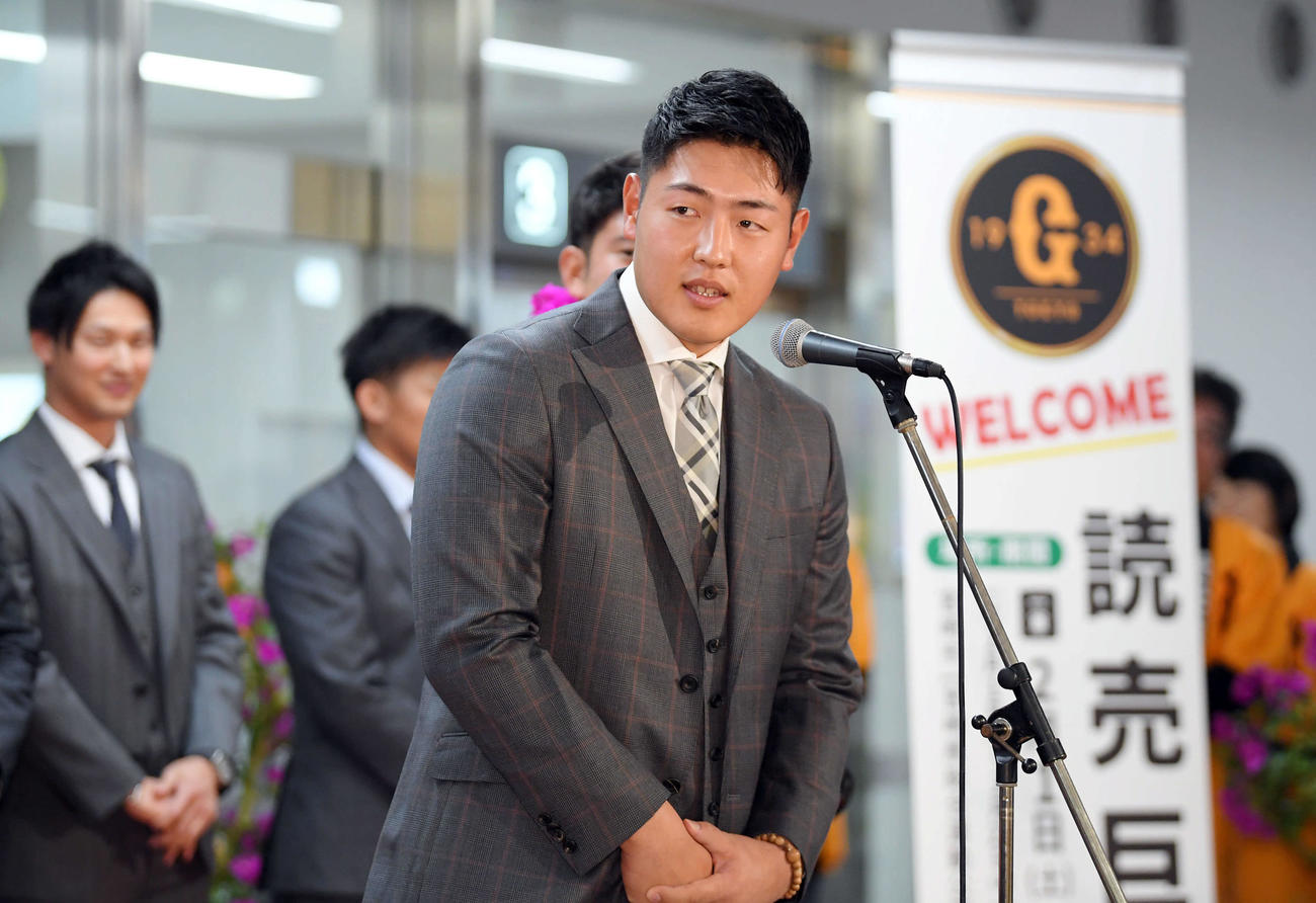 宮崎空港に到着し、歓迎セレモニーで選手を代表してあいさつする巨人岡本（撮影・加藤諒）