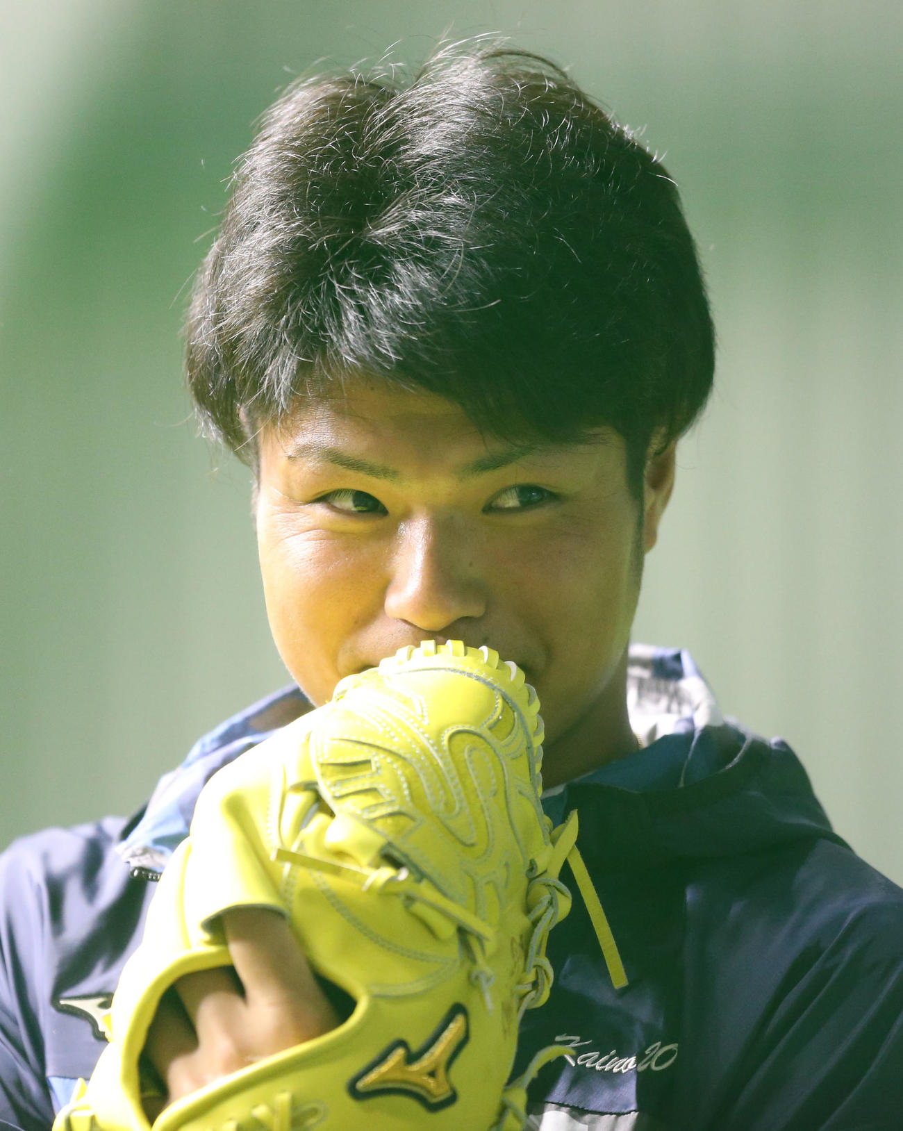 練習前、笑顔で話をする甲斐野央（撮影・梅根麻紀）
