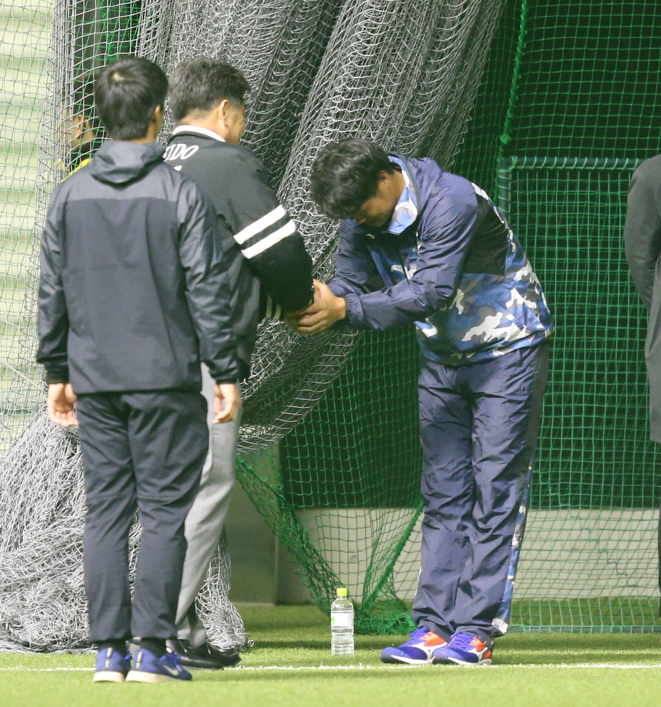 練習を視察に訪れた工藤公康監督と握手をかわす甲斐野央（撮影・梅根麻紀）