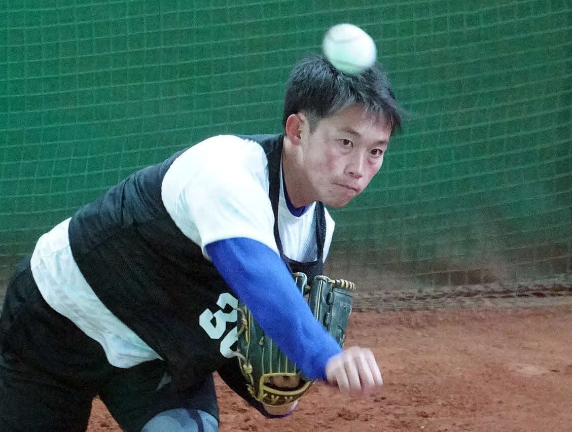 25日、ブルペンで投球する中日岡野