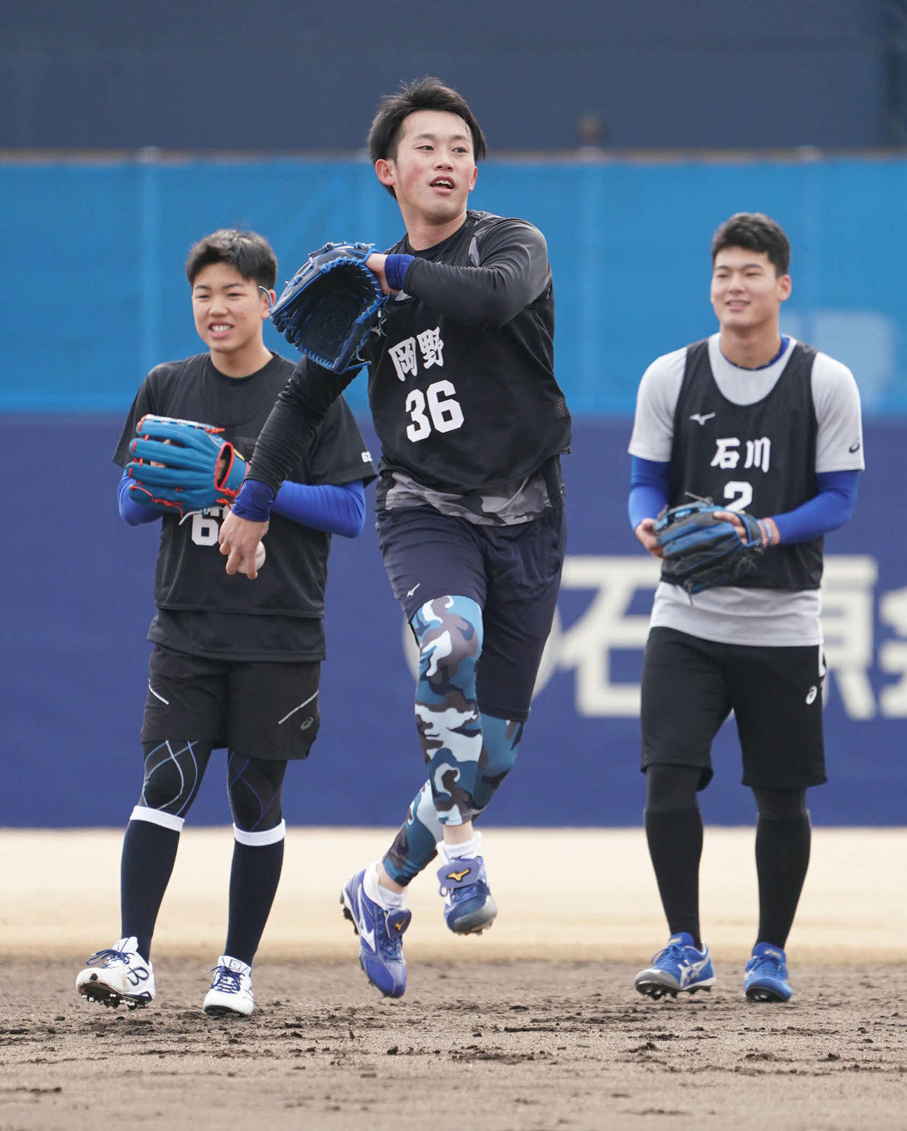17日、軽快にノックを受ける中日岡野（中央）