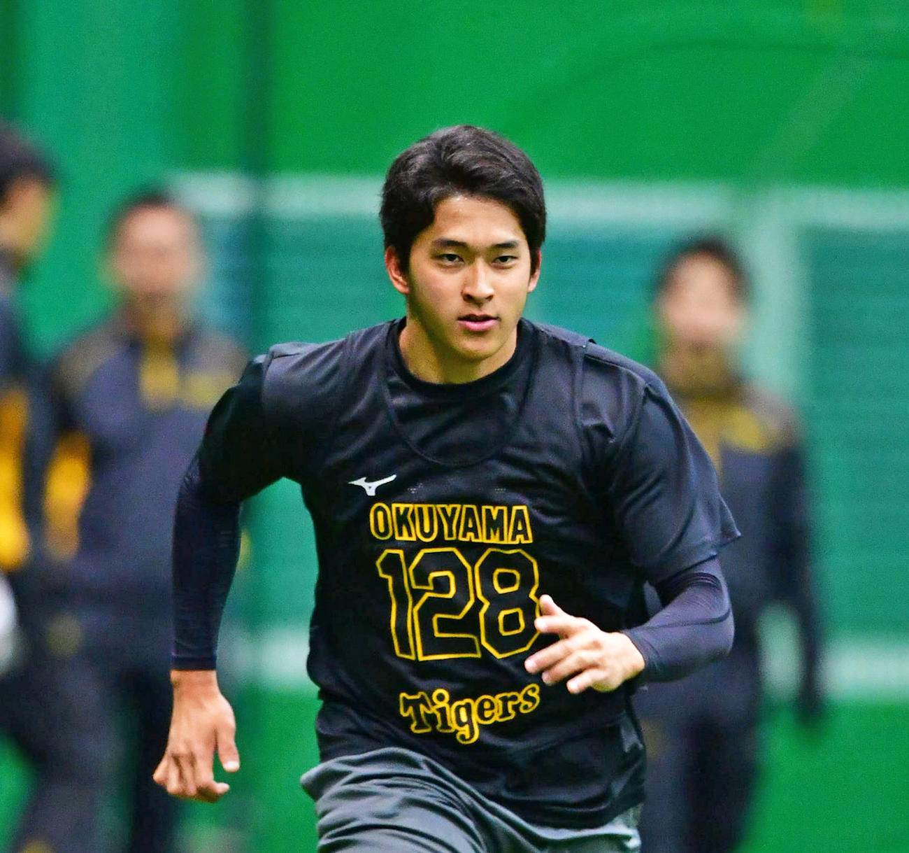 新人合同自主トレでダッシュを行う奥山皓太（撮影・清水貴仁）