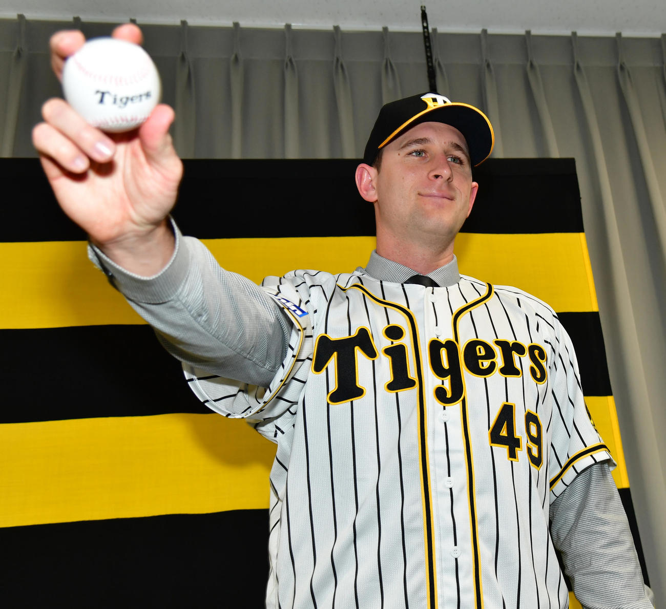 入団会見で投球フォームを披露するジョー・ガンケル（撮影・清水貴仁）