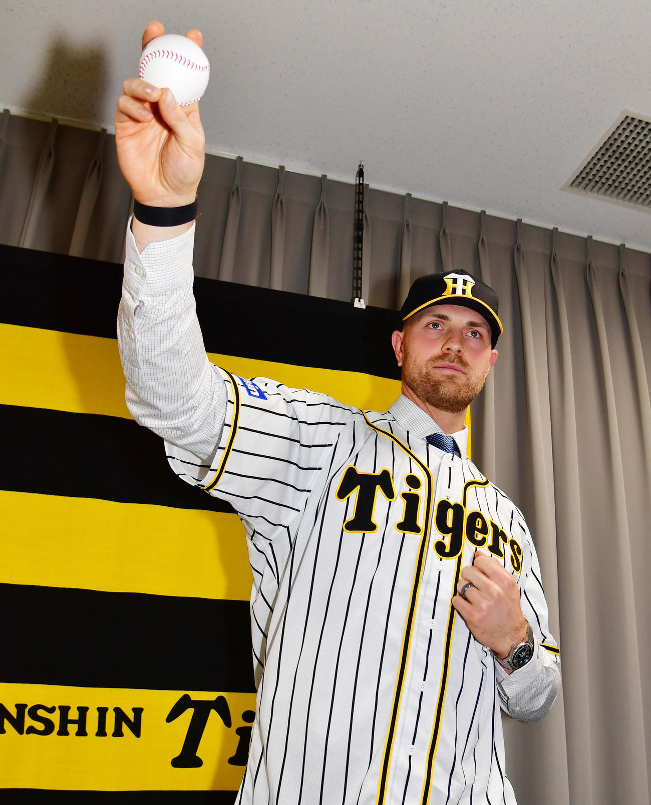 入団会見で投球フォームを披露するジョン・エドワーズ（撮影・清水貴仁）
