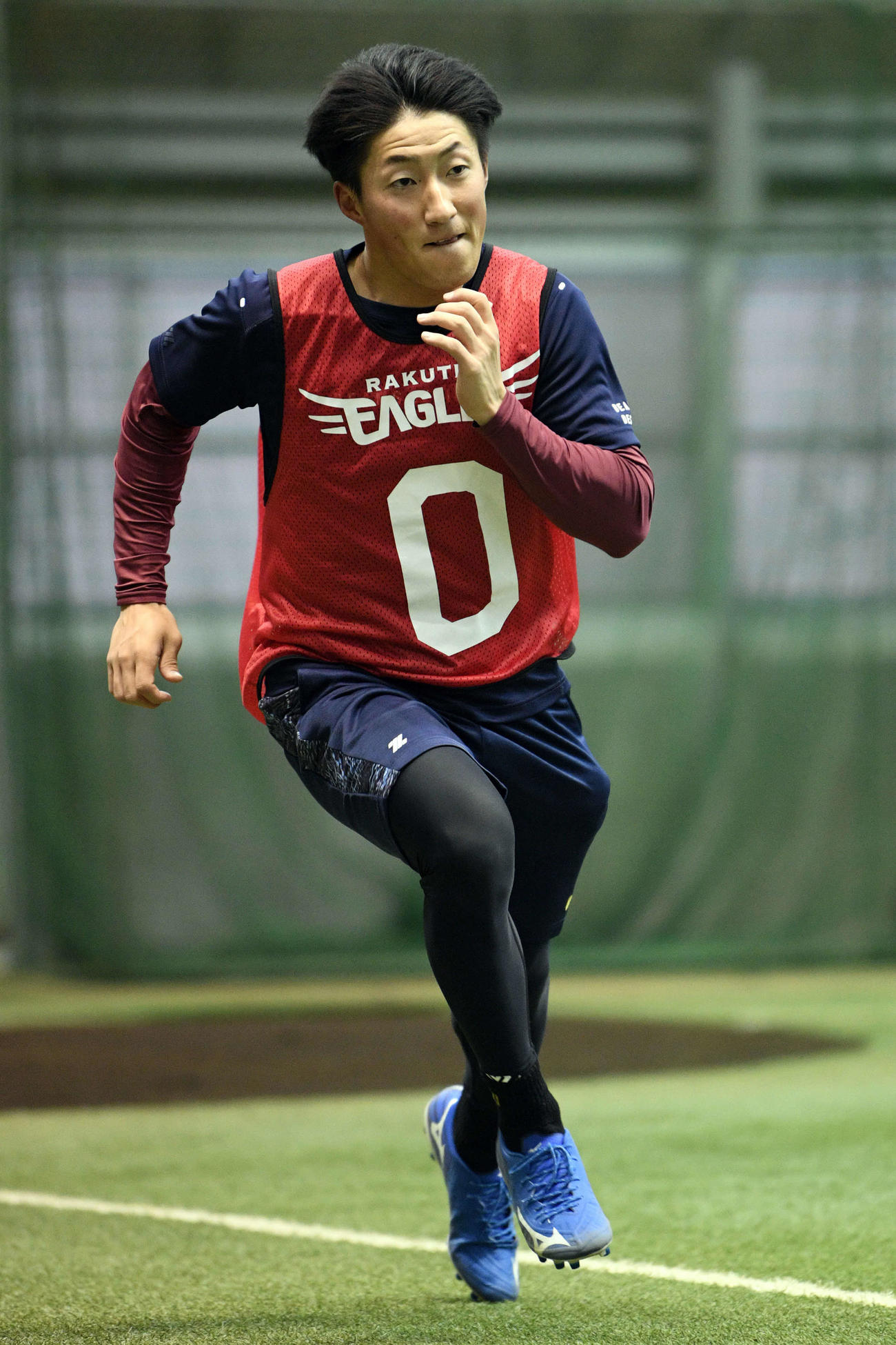 新人合同自主トレでベースランニングする楽天小深田（撮影・滝沢徹郎）