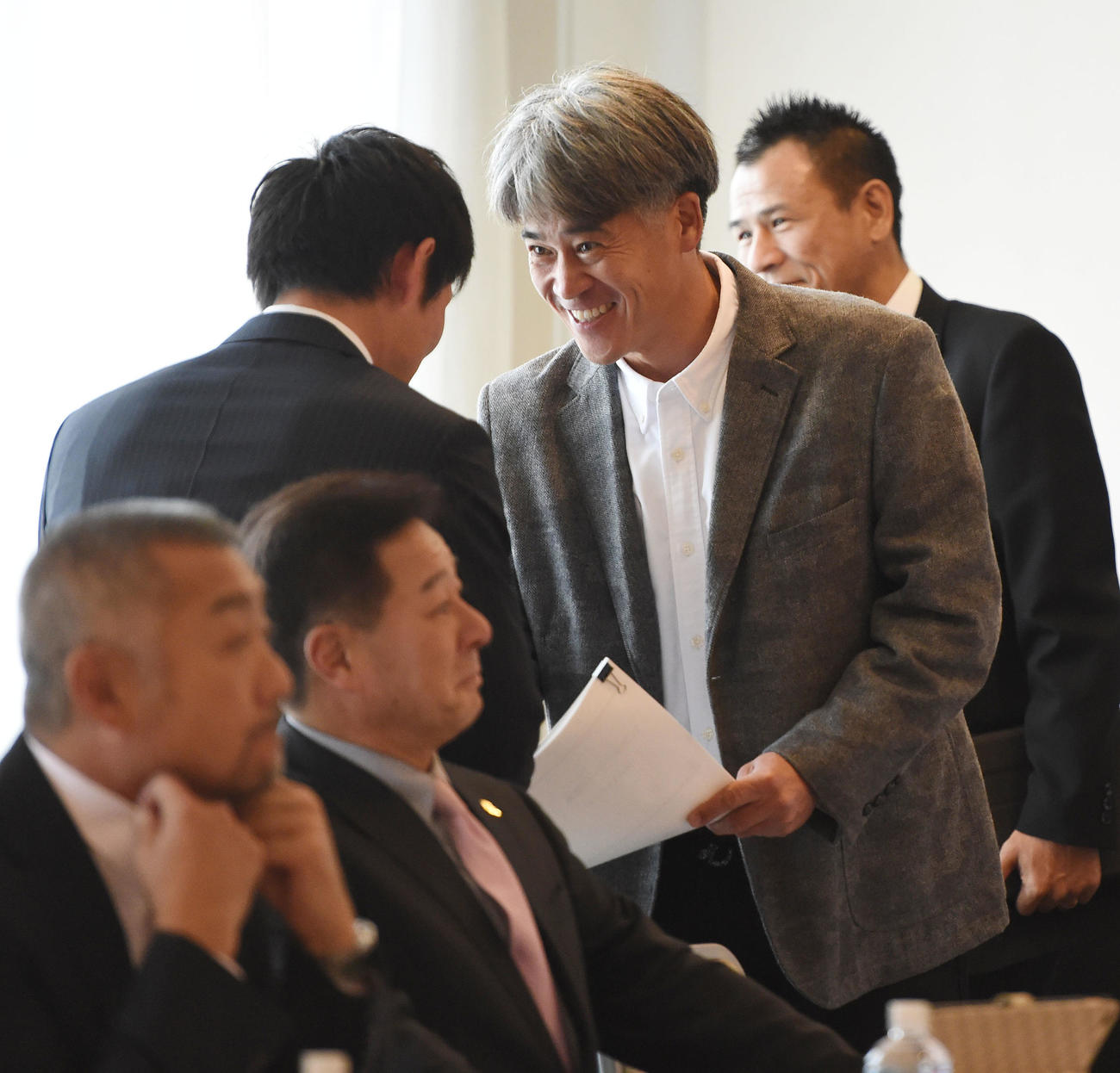 ソフトバンク情報　監督、コーチ会議に出席し、本多雄一内野守備走塁コーチと笑顔で握手する会長付特別アドバイザーの城島健司（中央）（撮影・今浪浩三）
